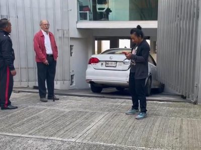 Chocó a tres autos, se dio a la fuga y terminó incrustado en un inmueble de la colonia Del Valle