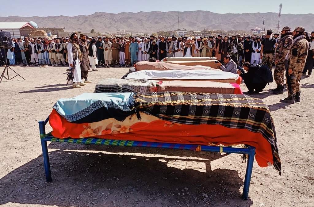 Los cuerpos de las víctimas de un ataque aéreo transfronterizo paquistaní, incluidos tres jugadores locales de cricket, son preparados para su entierro, el sábado 18 de octubre de 2025, en la aldea de Khandaro, distrito de Argun, en la provincia oriental afgana de Paktika