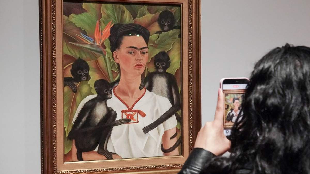 La obra “Autorretrato con monos”, de la artista Frida Kahlo, durante el recorrido para medios por la exposición “Relatos Modernos. Obras emblemáticas de la Colección Gelman Santander” en el Museo de Arte Moderno