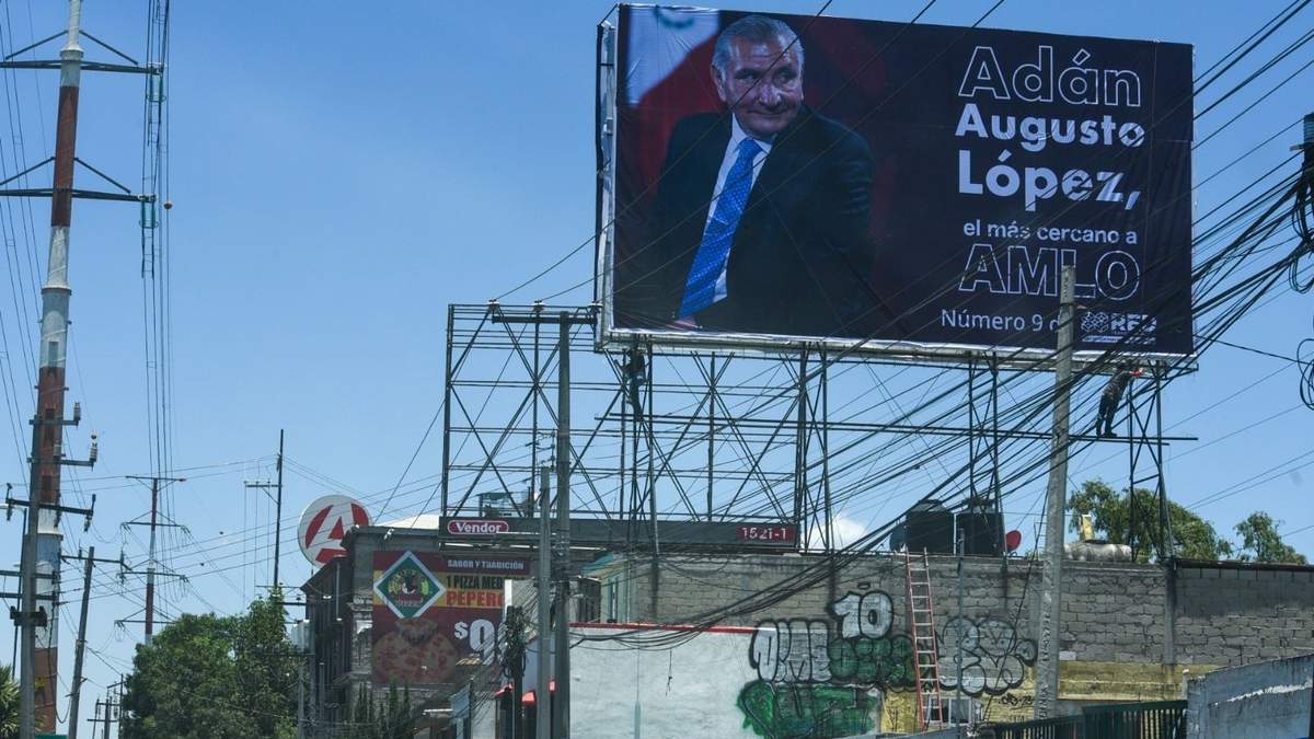 Un espectacular de Adán Augusto López en el Valle de Toluca