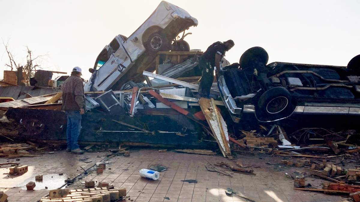 Vehículos destruidos por los tornados