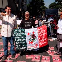 Protestan en el Senado contra la Ley de Seguridad Interior; "La calle es del pueblo, no de los militares", dicen