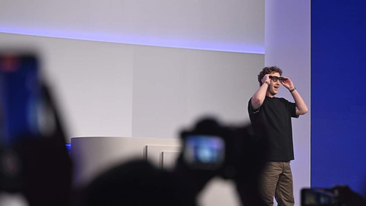 El director general de Meta, Mark Zuckerberg, muestra las gafas con inteligencia artificial