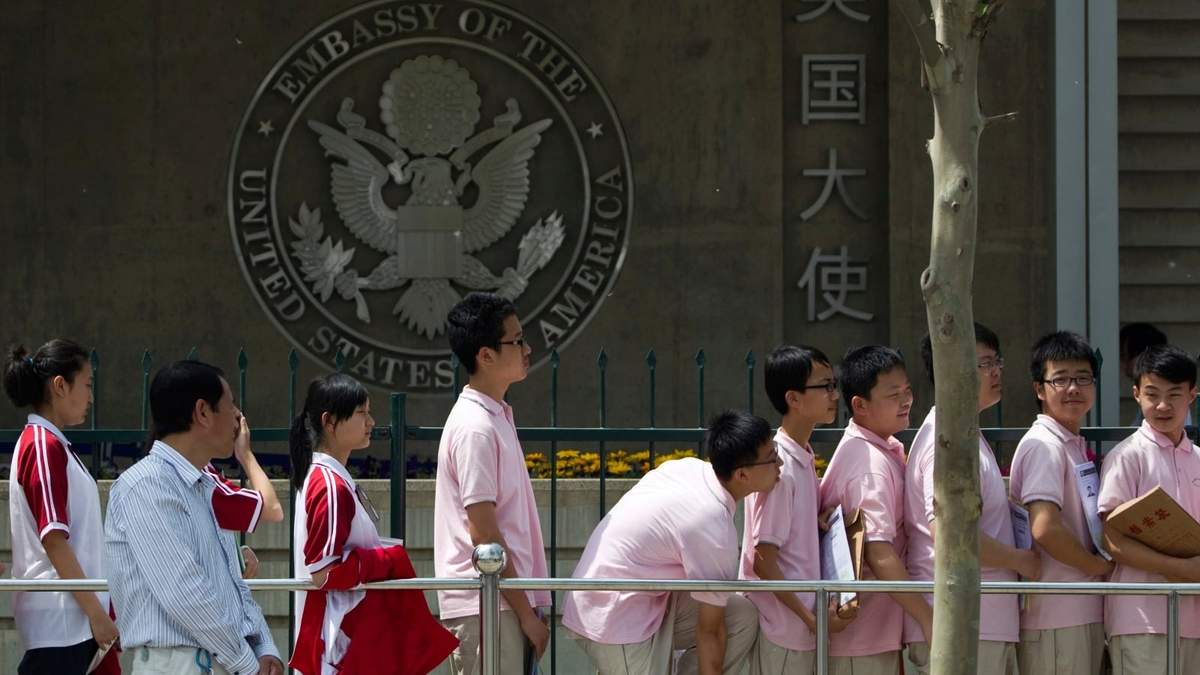 Estudiantes chinos aguardan afuera de la embajada de Estados Unidos para sus entrevistas
