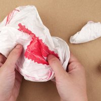Chau desorden: el truco casero para tener tus bolsas plásticas ordenadas y que quepan en un frasco