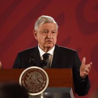 Estamos atendiendo el problema de toma de casetas:  AMLO