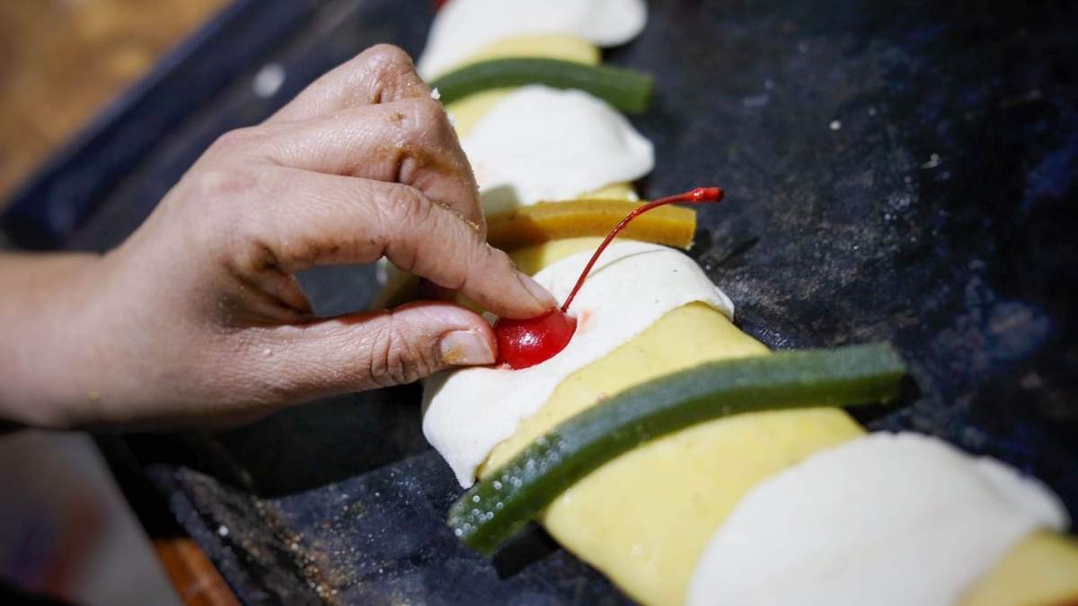Panaderos oaxaqueños elaboran la tradicional Rosca de Reyes