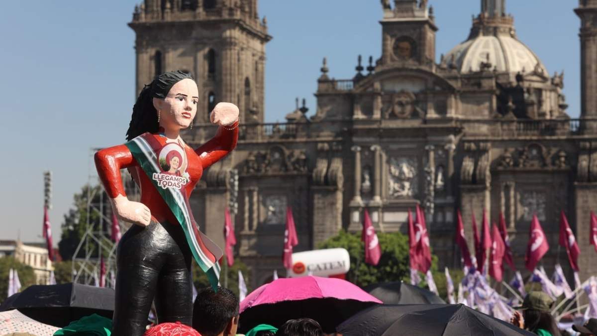 Distintas organizaciones y simpatizantes acuden a la “Asamblea informativa” en el zócalo de la Ciudad de México, encabezada por Claudia Sheinbaum, presidenta de México