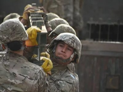 El Ejército colocó un puente provisorio en la isla afectada por la crecida del río Neuquén