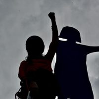 Feministas colocan silueta de mujer de acero en la Glorieta de las Mujeres que Luchan (Video)
