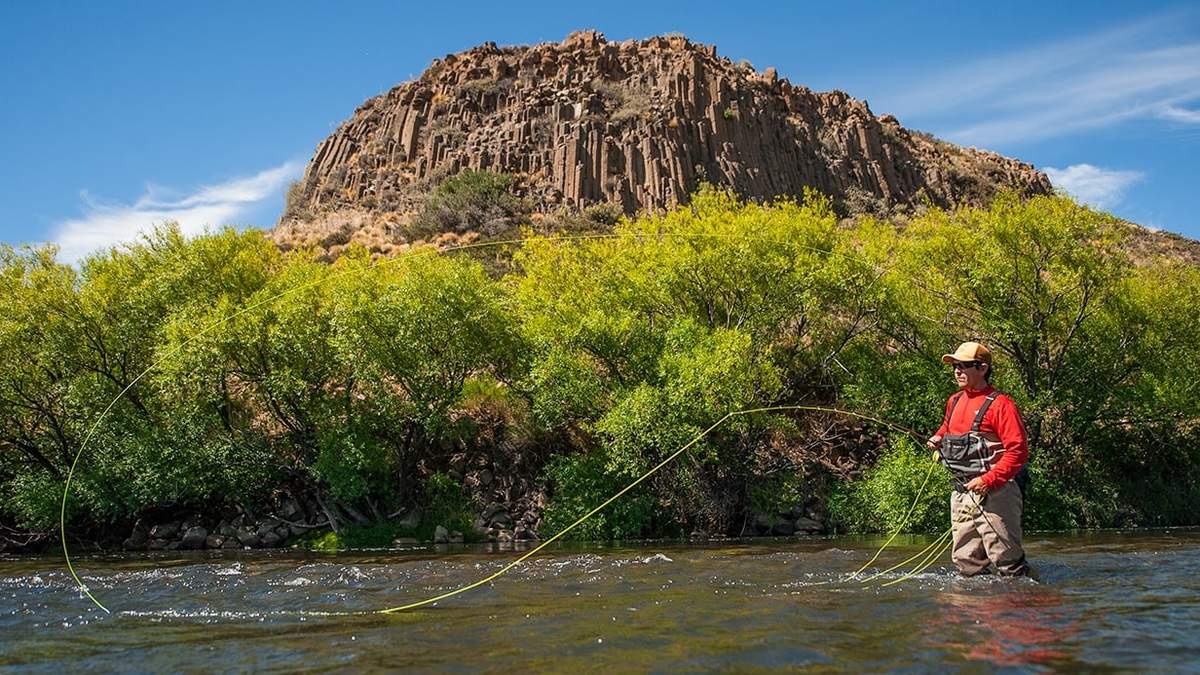 La pesca con mosca, uno de los muchos atractivos que suma la Región de los Lagos del Sur. Fuente: (Ministerio de Turismo)