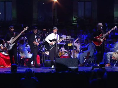 Con rechiflas, abucheos y gritos de ¡fuera!, Yahritza y Su Esencia da show en el Zócalo