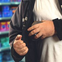 Un policía robó en un supermercado de Roca