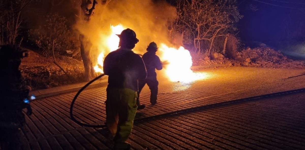 El vehículo incendiado