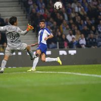Tecatito Corona tiene pocas posibilidades de pasar al Milan
