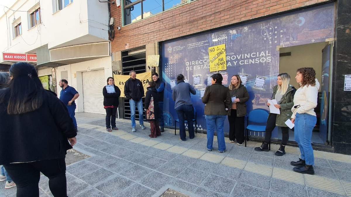 Trabajadores frente a la Dirección Provincial de Estadísticas y Censos. Fuente: (Javier Manzano)