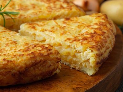 Trucos para que la tortilla de papas salga a punto y no se rompa al darla vuelta
