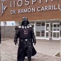 Un vecino sorprendió en su día a los niños internados en el Ramón Carrillo con un disfraz de Darth Vader