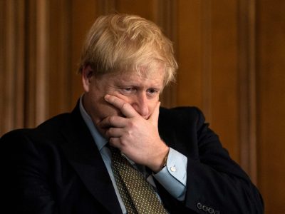 “El vino de los viernes”: las revelaciones de la prensa británica que hunden aún más a Boris Johnson