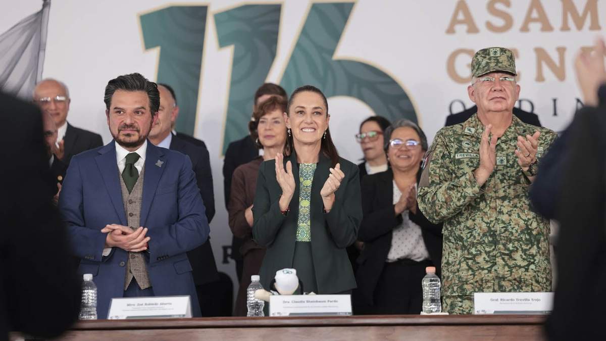 Zoé Robledo, director del IMSS, la presidenta Claudia Sheinbaum y el secretario de la Defensa, Ricardo Trevilla, en la 116 Asamblea General Ordinaria