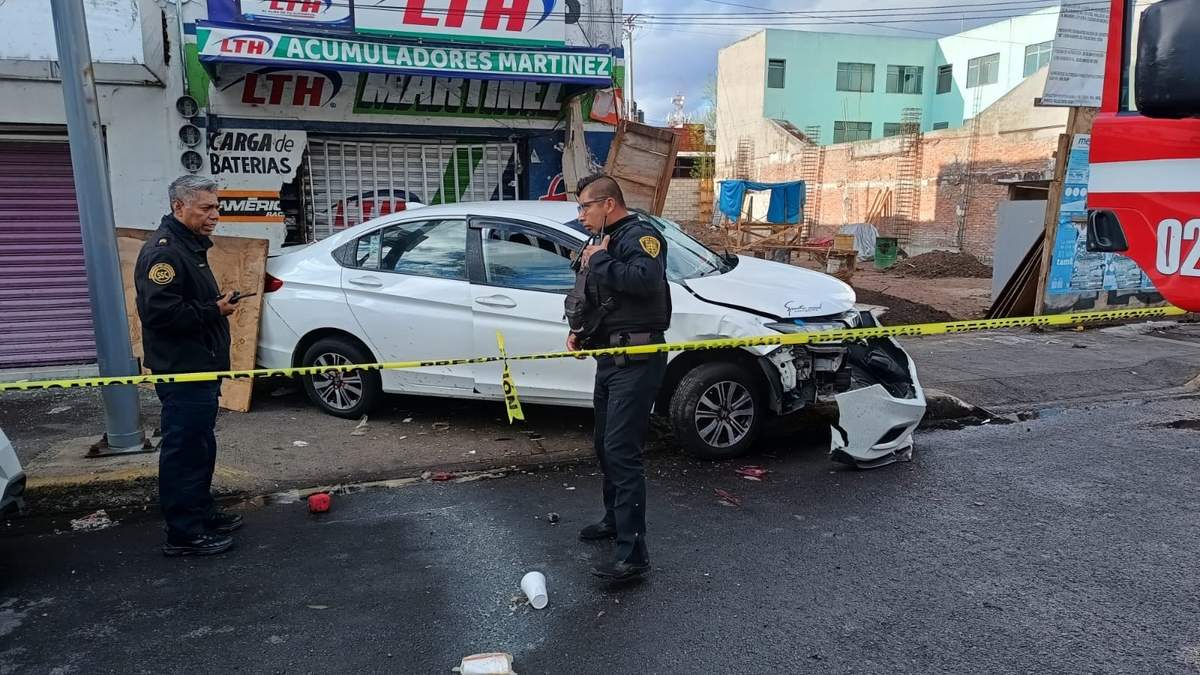 Vehículo que chocó contra el negocio de la madre y el hijo
