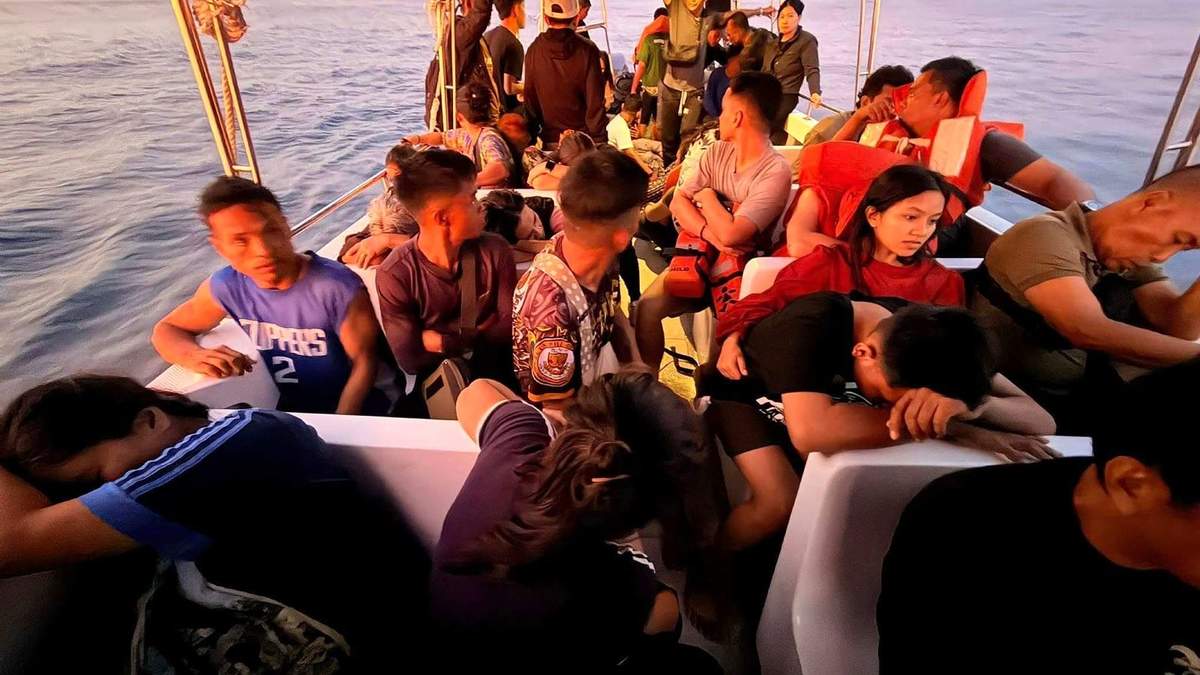 Pasajeros rescatados del M/V Trisha Kerstin, 3 un ferry de mercancías y pasajeros que se hundió, se ven en una embarcación en aguas cerca de Isabela City, en la provincia de Basilan, Filipinas, el lunes 26 de enero de 2026