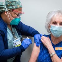 Fauci insta a desarrollar una vacuna que proteja "contra la mayoría o todas las variantes" del coronavirus