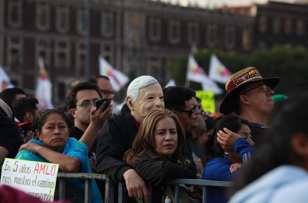 Un hombre porta una máscara de AMLO