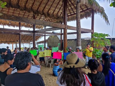 Denuncian incursión de "Cártel del Despojo" y policías en Playa Salchi para despojar a defensor
