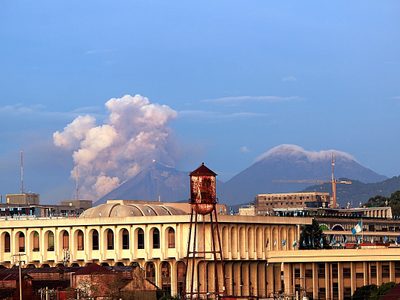 Alerta en Guatemala: el volcán de Fuego entró en erupción