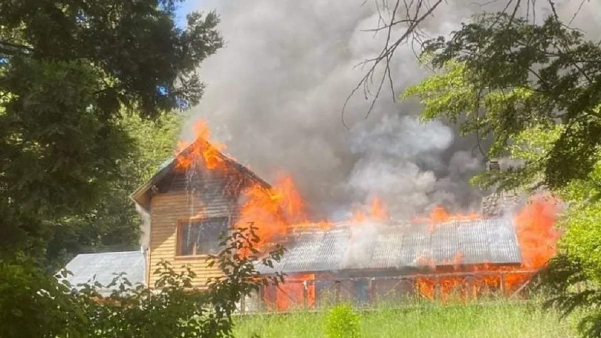 Cuando la primera dotación llegó al lugar, la vivienda ya estaba envuelta en llamas. Fuente: (Diario Andino)