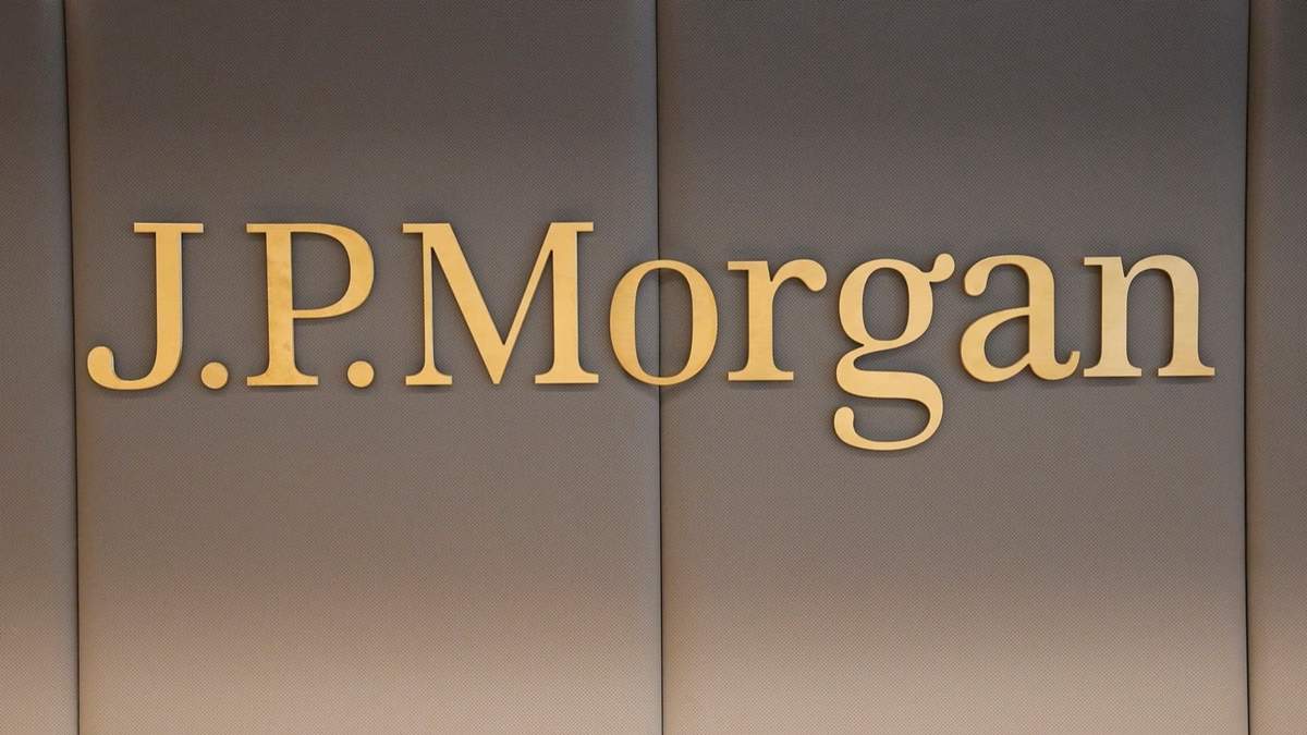 Emblema del banco JPMorgan en su sede en París