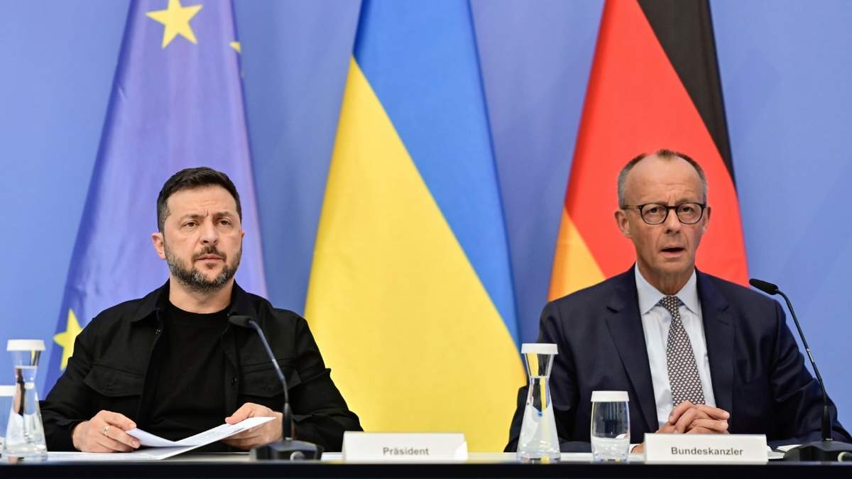 El presidente ucraniano Volodymyr Zelenskyy (izq) con el canciller alemán Friedrich Merz en Berlín el 13 de agosto del 2025