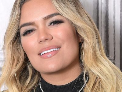 ¡Tamaño XXL! Karol G en mini traje de baño se mete al agua y demuestra que lo de ella es puro tamaño