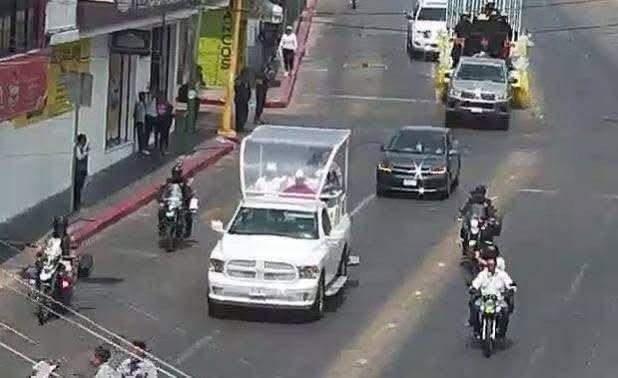 Arzobispo de la arquidiócesis de Tuxtla se pasea en Papamovil