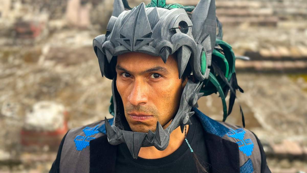El actor Horacio García Rojas, quien da su voz a Batman azteca