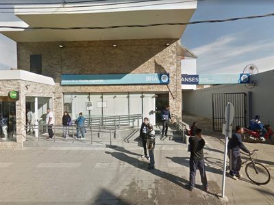 Para evitar aglomeraciones, toman medidas de precaución en las filas de los cajeros de La Matanza