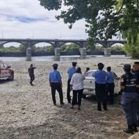 Intensifican la búsqueda del joven que cayó y fue arrastrado al agua mientras pescaba en el Dique Ballester