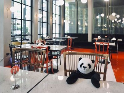 Original propuesta para mantener el distanciamiento en un restaurante tailandés
