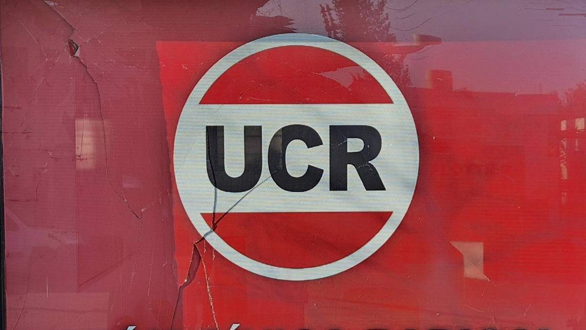 El frente dañado de la sede de la UCR de Plottier. Fuente: (Instagram)