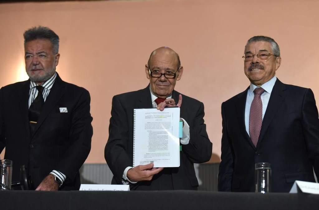 El equipo legal de Yasmín Esquivel Mossa, encabezado por Alejandro Romano Rascón, representante de Yasmín Esquivel, acompañado por Eduardo Andrade Sánchez, especialista en legislación universitaria, y del abogado José Monroy Zorrivas, anunciaron que una jueza determinó que la ministra no copió su tesis