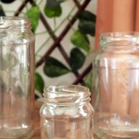 Dale uso a ese frasco de vidrio que tenés guardado y convertilo en este portavelas chic que es un 10 en deco