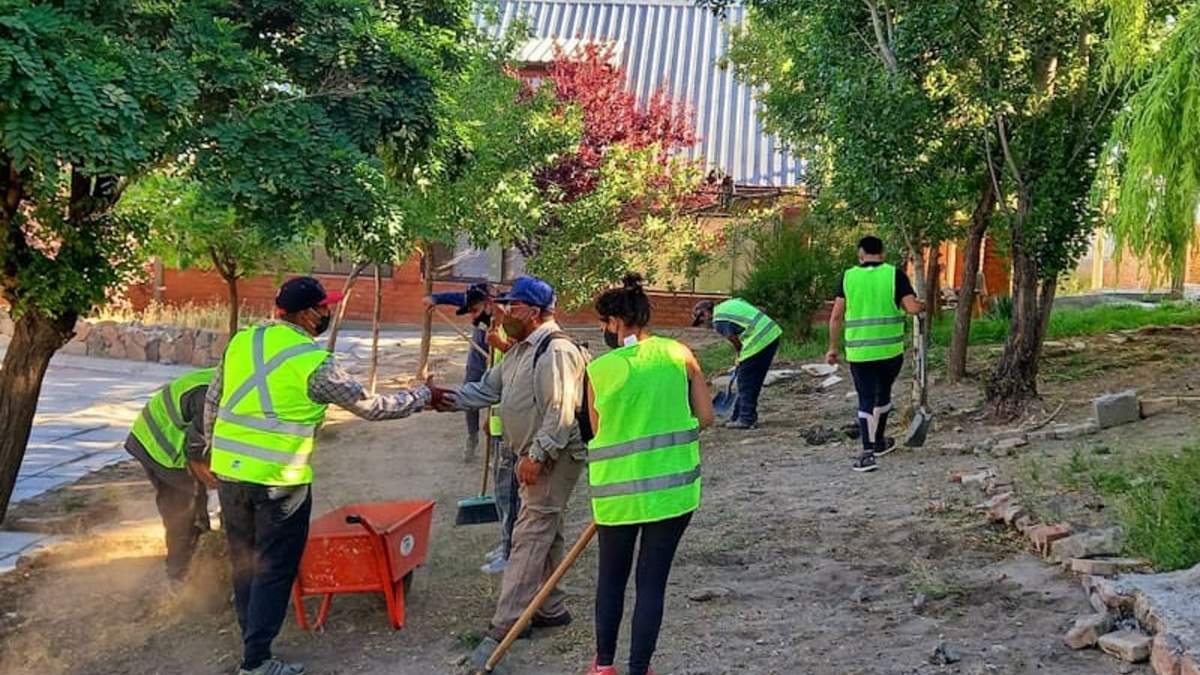 Integrantes de las cooperativas realizando los trabajos de limpieza. Fuente: (Twitter).