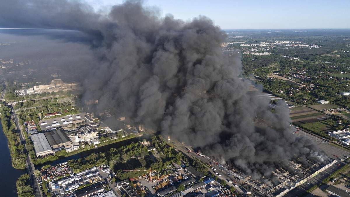 El incendio en el centro comercial de Varsovia, Polonia