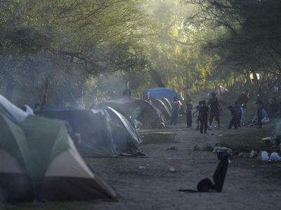 Migrantes esperan entre el frío el fallo sobre del Título 42