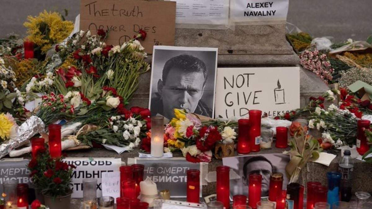Flores y velas depositadas en recuerdo al opositor ruso Alexei Navalny