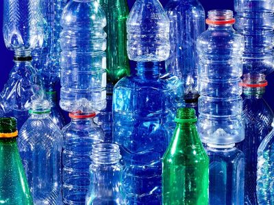 Con botellas y envases plásticos, creá la lámpara Navideña gigante más original y llamativa para la deco de estas fiestas