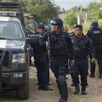 Federales son retenidos y luego expulsados a pedradas en zona controlada por el narco en Guerrero (Video)