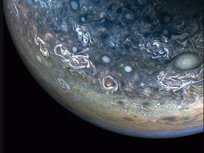La nave Juno de la NASA captura las "coloridas y caóticas" nubes de Júpiter