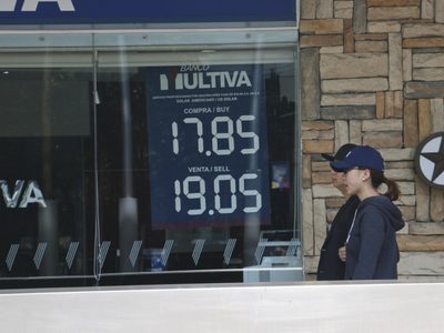 Peso pierde mientras aumenta la incertidumbre por la guerra en Medio Oriente